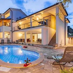 Asta Apartment
